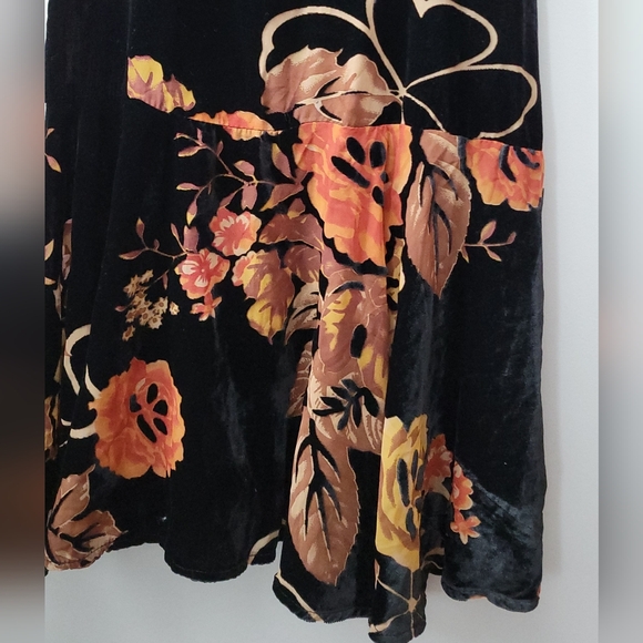 Honey Punch Velvet Floral Dress - Picture 4 of 5